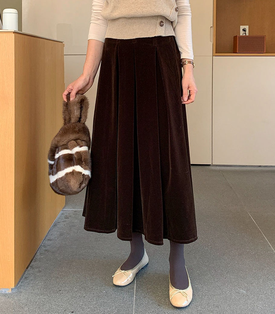 莉娜还是个孩子
