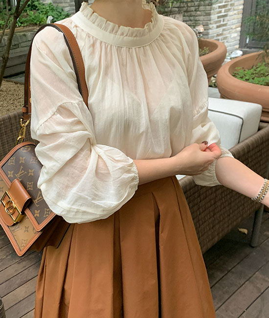 白色褶皱女装