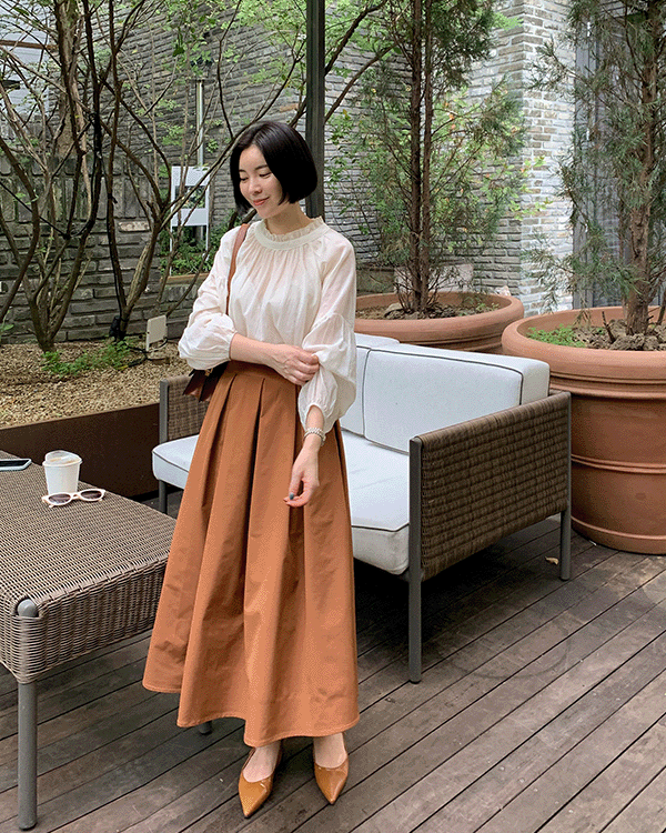 白色褶皱女装