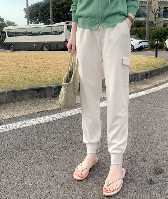 黑色慢跑裤