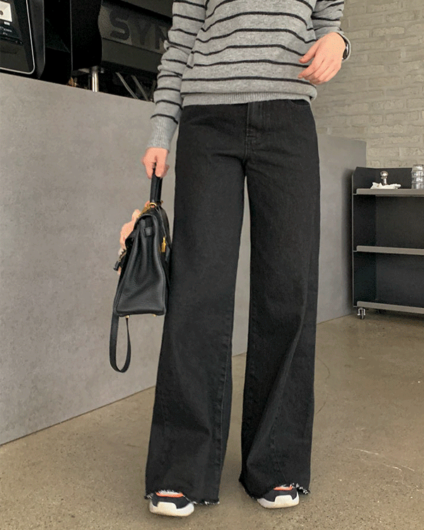 黑色剪裁牛仔裤