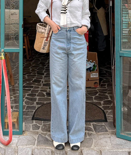 维祖的蓝白相间的牛皮