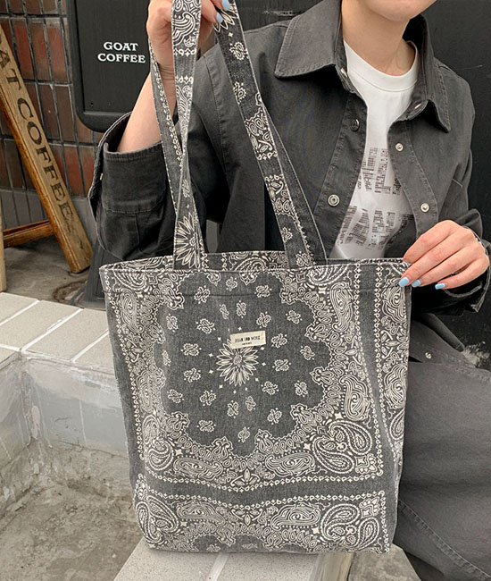 佩斯利花纹单肩包